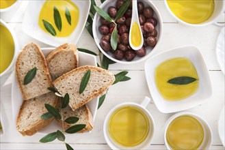 Presentation of wholemeal bread and olives with olive oil