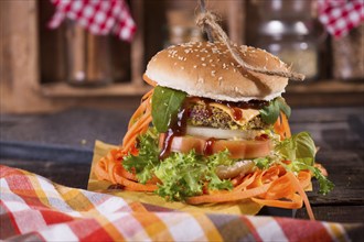 Presentation of a sandwich stuffed with vegetables and beef