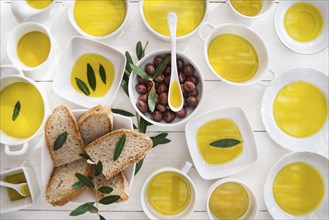 Presentation of wholemeal bread and olives with olive oil