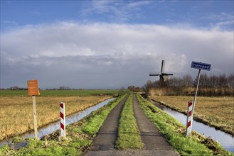 Cycle path in the nature area Donkse Laagten near Streefkerk in the Dutch region Alblasserwaard.