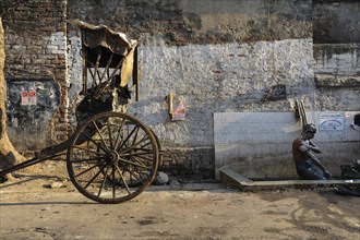 24.02.2011, Kolkata, West Bengal, India, Asia, A rickshaw driver washes himself next to his wooden