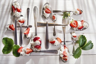 Presentation of the strawberries with cream spoons on various