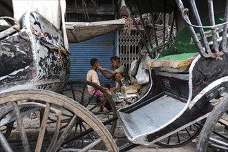 20.02.2011, Kolkata, West Bengal, India, Asia, A man gets a shave between rickshaws on a roadside