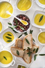 Presentation of wholemeal bread and olives with olive oil