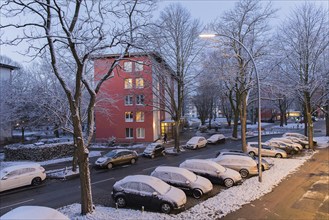 Snow morning in Hamburg, early onset of winter, snow-covered cars, snow, black ice, Hamburg,