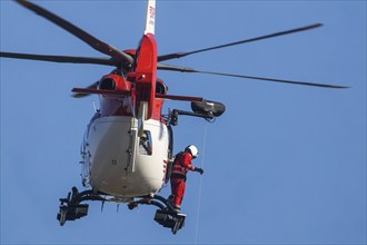 International disaster control exercise Magnitude with more than 1000 rescuers. Abseiling from a