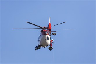 International disaster control exercise Magnitude with more than 1000 rescuers. Abseiling from a