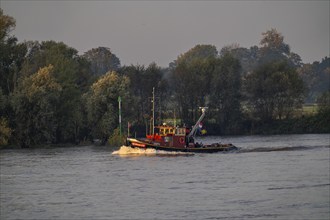 Hermann Gre, Dutch, Dutch, tugboat, on the Rhine near Emmerich, early morning, sunrise, fog, mist