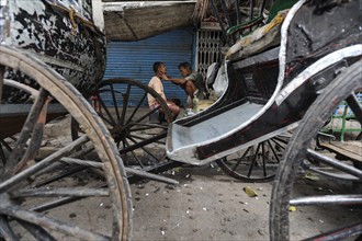 20.02.2011, Kolkata, West Bengal, India, Asia, A man gets a shave between rickshaws on a roadside