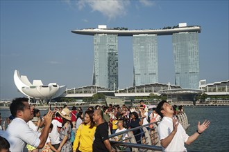 01.08.2019, Singapore, Republic of Singapore, Asia, Tourists pose for photos in Merlion Park on the