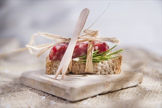 Presentation of a snack of bread and salami