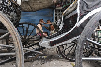 20.02.2011, Kolkata, West Bengal, India, Asia, A man gets a shave between rickshaws on a roadside