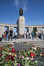 09.05.2024, Berlin, Germany, Europe, Russians and pro-Russian sympathisers lay flowers and wreaths