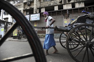 03.12.2011, Kolkata, West Bengal, India, Asia, rickshaw driver Mohamed pulls his wooden rickshaw