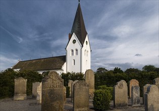 The photo shows the church in fog on Amrum in the evening sun