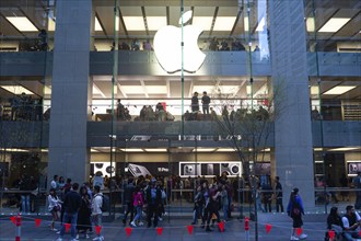 21.09.2019, Sydney, New South Wales, Australia, People in front of an Apple Store in the city