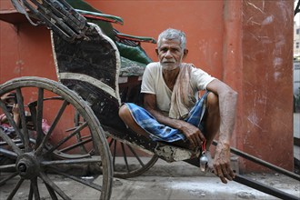 26.02.2011, Kolkata, West Bengal, India, Asia, A rickshaw puller waits for passengers on a roadside