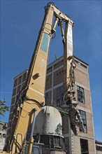 Demolition tongs on an excavator on a construction site