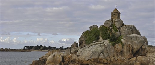 Oratory on the rock La Sentinelle at Port-Blanc, Côtes-d'Armor, Brittany, France, Europe