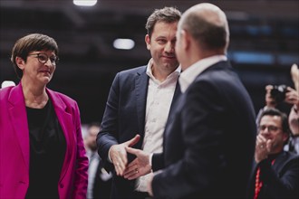 (R-L) Olaf Scholz (SPD), Bundeskanzler, Lars Klingbeil, SPD-Parteivorsitzender, und Saskia Esken,