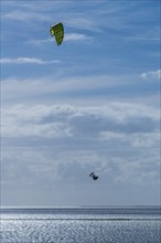 Kitesurfing on the North Sea, Lüttmoorsiel, Reußenköge, on the horizon Hallig Nordstrandischmoor,