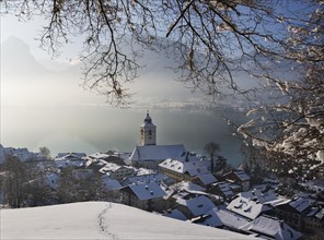 Winter landscape, church Sankt Wolfgang am Wolfgangsee, Salzkammergut, Land Salzburg, Austria,