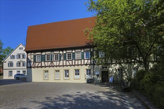 Building ensemble Münsingen Castle, on the right today's vehicle registration office, town castle