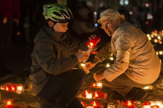 On the 69th anniversary of the Allied bombing of Dresden, Dresdeners commemorate with candles at