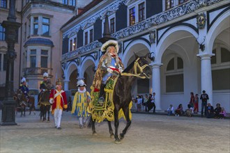 The lively princely procession as guests in the stable yard of the Residence Palace, here August