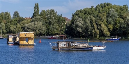 Houseboats and homeless shelters on the water in Rummelsburger Bucht, Berlin-Lichtenberg, Berlin,