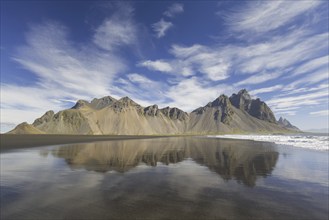 Vestrahorn, Vesturhorn, scree mountain made of gabbro and granophyre rocks, part of the Klifatindur