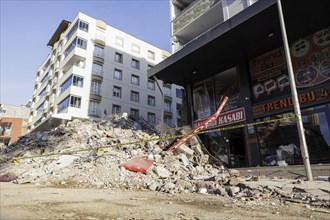 Eine vom Erdbeben zerstoerte Stravüe in Pazarcik, 21.02.2023