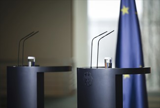 Rednerpulte, aufgenommen im Rahmen einer Pressekonferenz nach der Einigung ueber den Bundeshaushalt