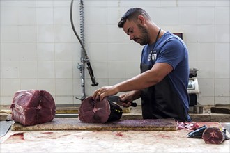 Tuna being cut up, fish hall, fish market, market hall Mercado dos Lavradores, Funchal, Madeira