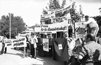 Farmers marched with their tractors to a protest in Aachen on 17.9.1974 to demonstrate against low