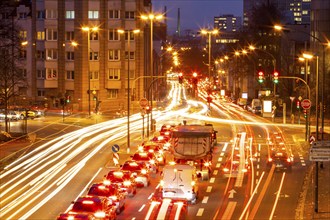 Evening city centre traffic in Essen, large intersection of Bismarckstrasse, B224, Friedrichstrasse