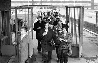 The shift change at the Opel factory gate in Bochum on 29.1.1975, Germany, Europe