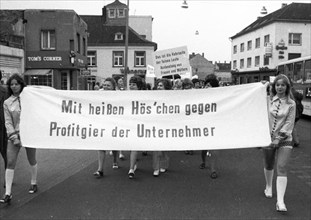 With sometimes original slogans, members and supporters of IG Textil und Bekleidung demonstrated