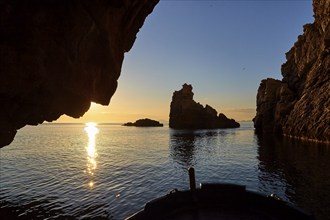 Grotta del Camello, morning light, boat tour, sunrise, sun as star, backlight, Marettimo, Egadi