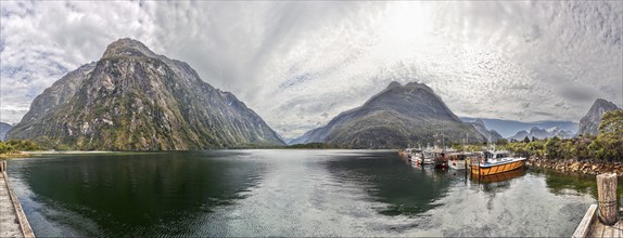 Tiefseebecken, Milford Sound, Fiordland-Nationalpark, Neuseeland