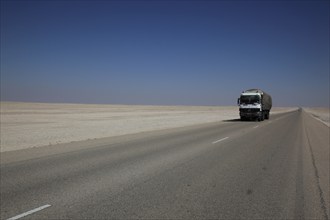 Scene on the desert road from Salalah to Nizwa, 1000 kilometres through the empty quarter, ar-Rub