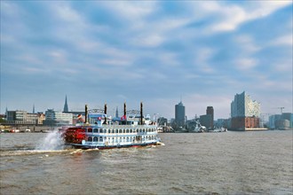 Excursion boat on the river Elbe, Elbe Philharmonic Hall in the back, Hamburg, Land Hamburg,