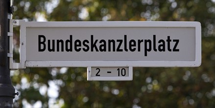 Bundeskanzlerplatz, street sign, Bundesviertel, formerly Parlamentsviertel and Regierungsviertel,