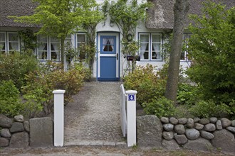 Traditional Frisian thatched house at Nieblum on the Island of Föhr, Nordfriesland, North Frisia,