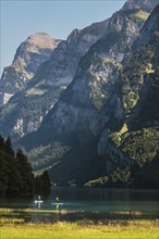 View over the Klöntalersee, on the left the 2327m high Vorderglärnisch, Klöntal, Canton Glarus,