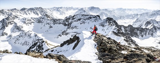 Ski tourers at the summit of the Sulzkogel, view of the peaks of the Stubai Alps and Gamskogel,