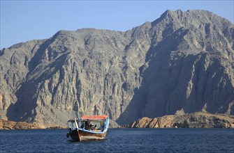 Dhow in the bays of Musandam, Shimm Strait, in the Omani enclave of Musandam, Oman, Asia