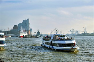 Excursion boat on the river Elbe, Elbe Philharmonic Hall in the back, Hamburg, Land Hamburg,