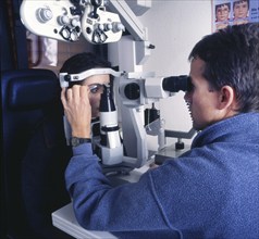 Regular check-ups at the ophthalmologist, here on 23.11.1995 in Iserlohn, are a necessity for young