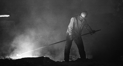 Steel production at the Hoesch AG steelworks in the Westfalenhuette on 4.12.1974 at the blast